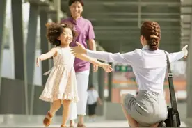 宝妈穿“芭比粉”去学校，不料遭儿子大力吐槽：你能正常点吗？图片