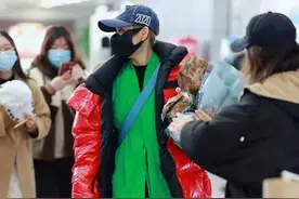 宁静岁数越大穿衣越任性，红配绿好高调，这打扮人群里太惹眼图片