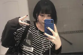 窦唯前妻带女儿泡吧，20岁窦佳嫄与男人扳手腕纹身，桌上堆满酒瓶图片