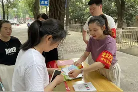 四化建社区：更换分类垃圾桶 助力垃圾分类新时尚图片