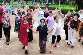 万泉河畔红歌合唱团舞蹈队跳起欢快的舞蹈《格桑拉》图片