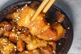抓住春天的尾巴，来锅春笋红烧肉，鲜嫩多汁还下饭，电饭煲就能做图片