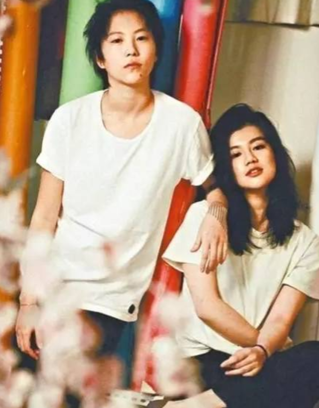 王菲：两婚两离，53岁和谢霆锋只恋爱不结婚，今两个女儿成她烦恼