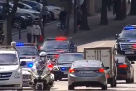 尹锡悦车队规模直追卡扎菲，600名警察开路，30名女保镖贴身护卫图片