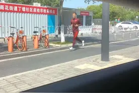 晚上9点！国足队长跑步被批评！球迷：对得起这身衣服吗？图片