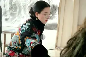 大学美术老师走红，眉目如画好像现实版司藤，美的学生无心上课图片