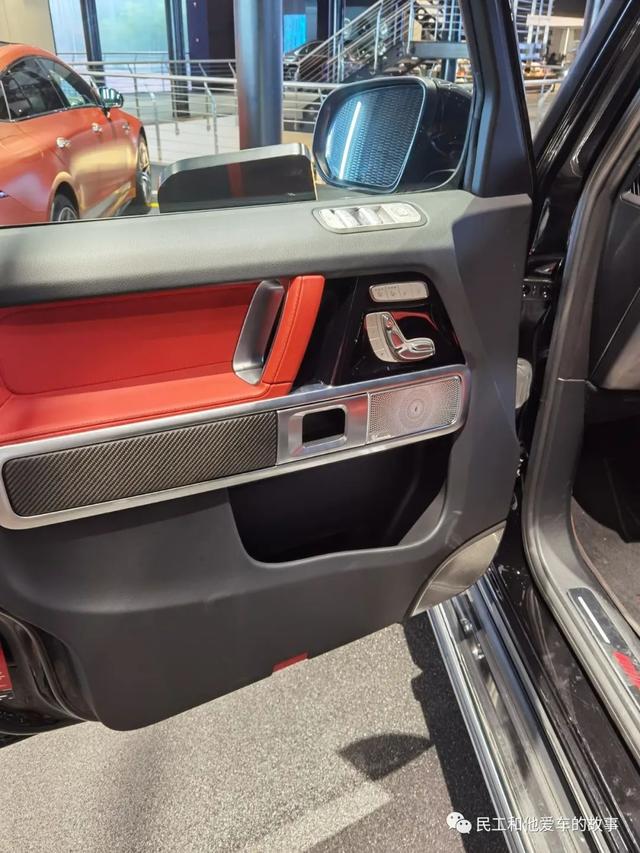 55周年的AMG G55售价要300多万，热辣的红内有点闷骚。