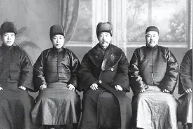 张作霖手下的黑龙江督军吴俊升迫于无奈亲手枪毙了作恶多端的三弟图片