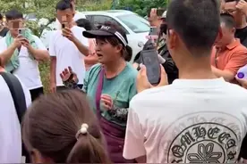 大姐卖10元盒饭35个菜随便吃，网红扎堆直播，当事人：不会涨价，主要给民工吃，现在有人吃两口就扔了图片