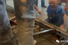 急急急！男孩贪玩脚卡旋转门图片