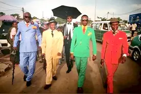 非洲贫民窟“上流绅士”的倔强：宁捡垃圾搬砖，也要全身名牌图片