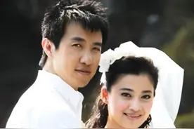 梅婷养他6年，李小冉为他堕胎2次，如今他55岁娶小15岁娇妻好幸福图片
