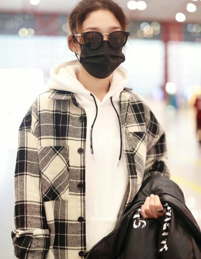 希林娜依高机场饭拍,格子衬衫内搭卫衣配破洞牛仔裤,潮范儿十足