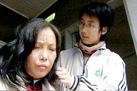 2005年“背母上学”的男孩，29岁时变性为刘婷，当选国际选美女郎图片