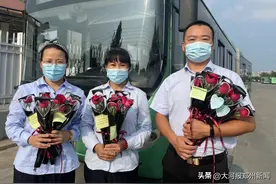 郑州公交车长买玫瑰花送乘客，还送上一句“特别情话”？图片