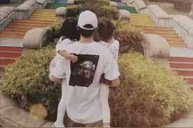 谢娜新书曝光超多全家福，带跳跳俏俏旅行，重游与张杰的定情地图片