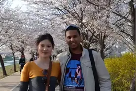 湖北女孩嫁非洲黑人，生育2个混血儿子，定居韩国遭歧视，太难了图片