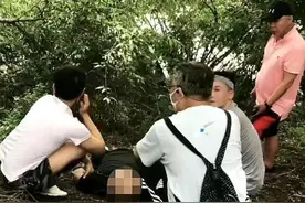 河边参与救人的两个帅小伙找到了图片