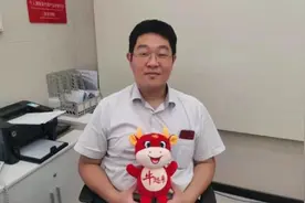 青岛一小伙蝉联5届酒王，赢得5辆车和15万元，还喝回一漂亮老婆图片