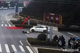 江苏宿迁：骑电动车闯红灯，事故发生仅在一瞬间！图片
