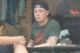 霍建华孤身逛街被拍，弃偶像包袱当众抠鼻孔，素颜装扮难掩帅气图片