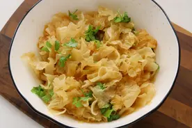 夏日必备！尝一口鲜嫩爽口的凉拌银耳，让你的味蕾完全打开！图片