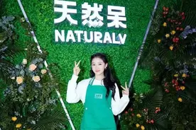 关晓彤奶茶店多次因特许经营被诉，其父亲关少曾持股35%图片