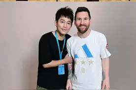 比薛之谦早一步追星成功？苏醒晒与梅西合影，发88个“哈”字，此前曾因梅西输球怒砸电视图片