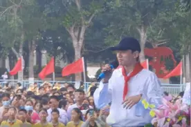 38岁张杰现身小学，戴着红领巾少年感十足，领导贴心让他坐c位图片