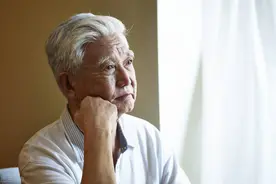 晚年有钱幸福吗？80岁大爷：我有7千退休金和3套房，却想早点离开图片