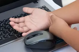 早起后手指肿胀、握不紧，怎么回事？积极排查4种问题，别忽视图片