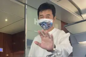 56岁付笛声行为惹争议，站高铁过道打拳放飞自我，被提醒影响通行图片