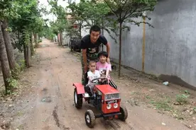 2019年山东男子1200元造“迷你拖拉机”，3岁儿子开上街引人围观图片