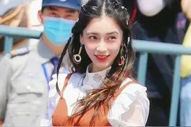 奔跑吧新疆录制，angelababy蔡徐坤，白鹿民族风造型好清新图片