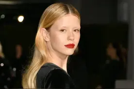 为什么“无眉女孩”Mia Goth戳中了当代时髦点图片