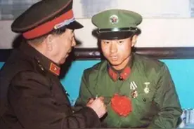 秦天出征打越南前含泪告别，秦基伟不悦：当团长的，这小仗算什么图片