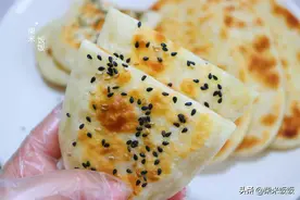 不用发面，做法简单的小饼，夹上自己喜欢吃的菜，太香了图片