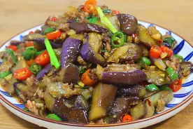 炒茄子，切记不要先放油，多加一步，茄子不吸油不发黑，入味好吃图片