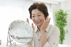 60岁大妈再婚嫁给40岁男人，婚后啥感觉？这位大妈说出了实情图片