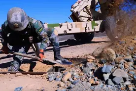 因疫情封校 湖南退役大学生化身“托尼老师”为同学免费理发图片