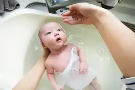 教你给婴儿宝宝洗澡的正确方式，新手妈妈请收藏图片