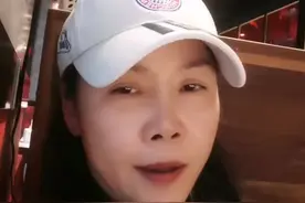 56岁田震定居国外心情烦闷，素颜出镜皮肤细嫩，戴百元帽打扮朴素图片