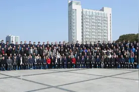 上海第二工业大学一天齐聚150余位劳模先进！他们还背起了书包图片