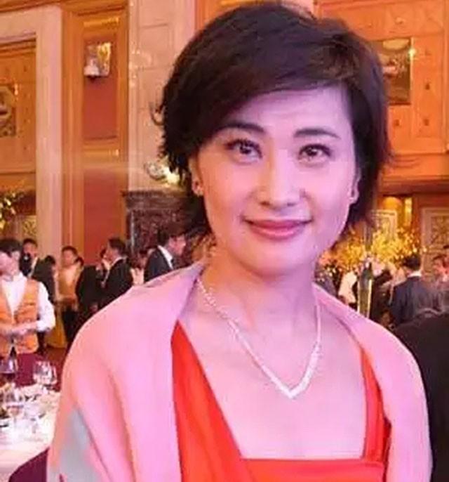 吴小莉：从“港漂”到华人女性杰出代表，缘何嫁大自己25岁老公？