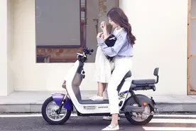 雅迪、台铃推出新一代的电动车，外观出众，感应解锁，续航百公里图片
