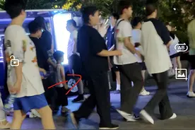 真给上海人丢脸！外滩游客遭老太高价卖花，网友：大城市套路深图片