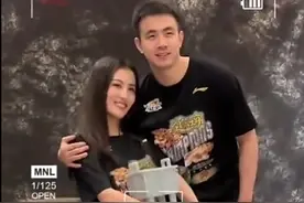 人生赢家!赵继伟开百万路虎去拍夺冠定妆照,与美丽妻子你侬我侬图片