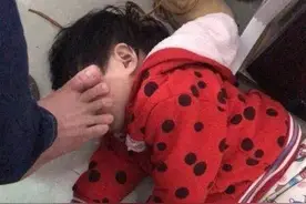 「女童被拴狗链在笼当狗虐待」父亲把女儿躺倒在地踩脸、拴脖？图片