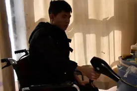 6岁男孩帮瘫痪爸爸做饭致重度烧伤，热心人伸援手但仍压力巨大图片