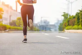 一个人补充能量的最佳方式：跑步图片